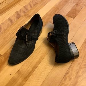 Stunning black shoes with buckle detail